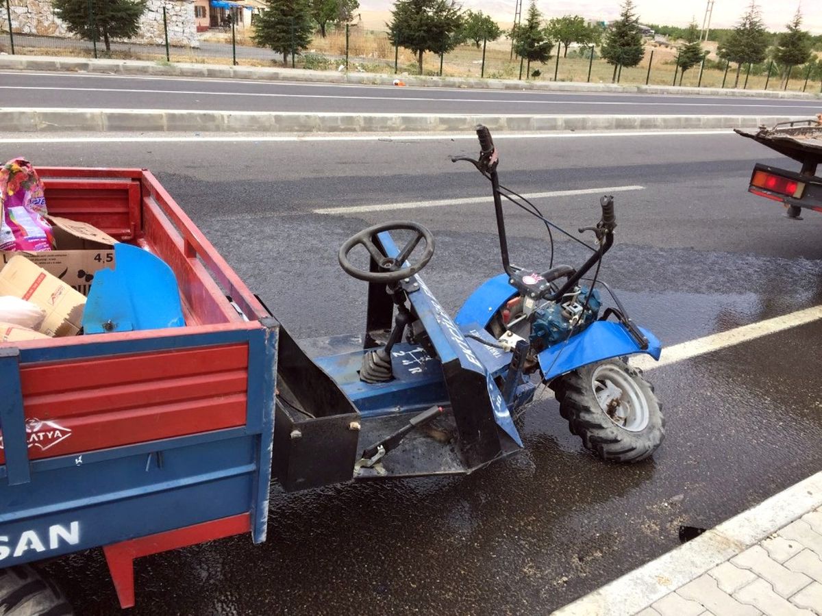 Darende\'de Otomobil Çapa Motoruna Çarptı: 1 Ağır Yaralı