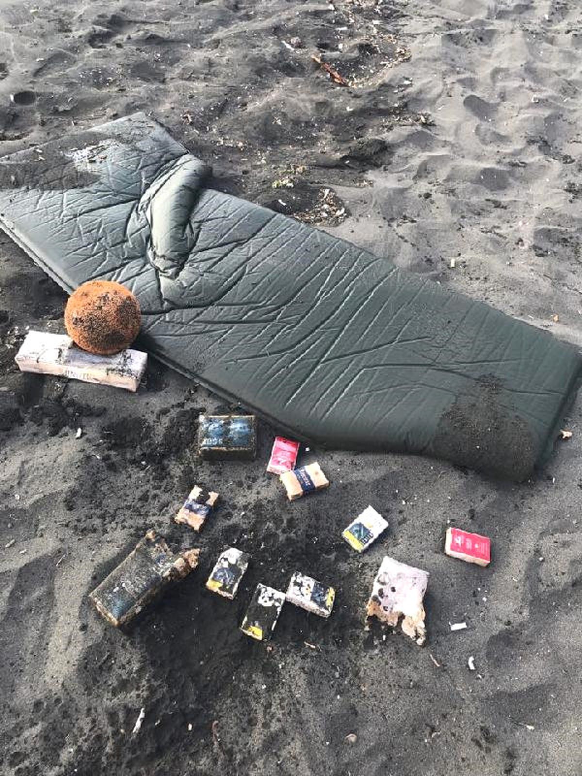 Denizden Çıkan Malzemeler Sahil Güvenlik Ekiplerini Harekete Geçirdi