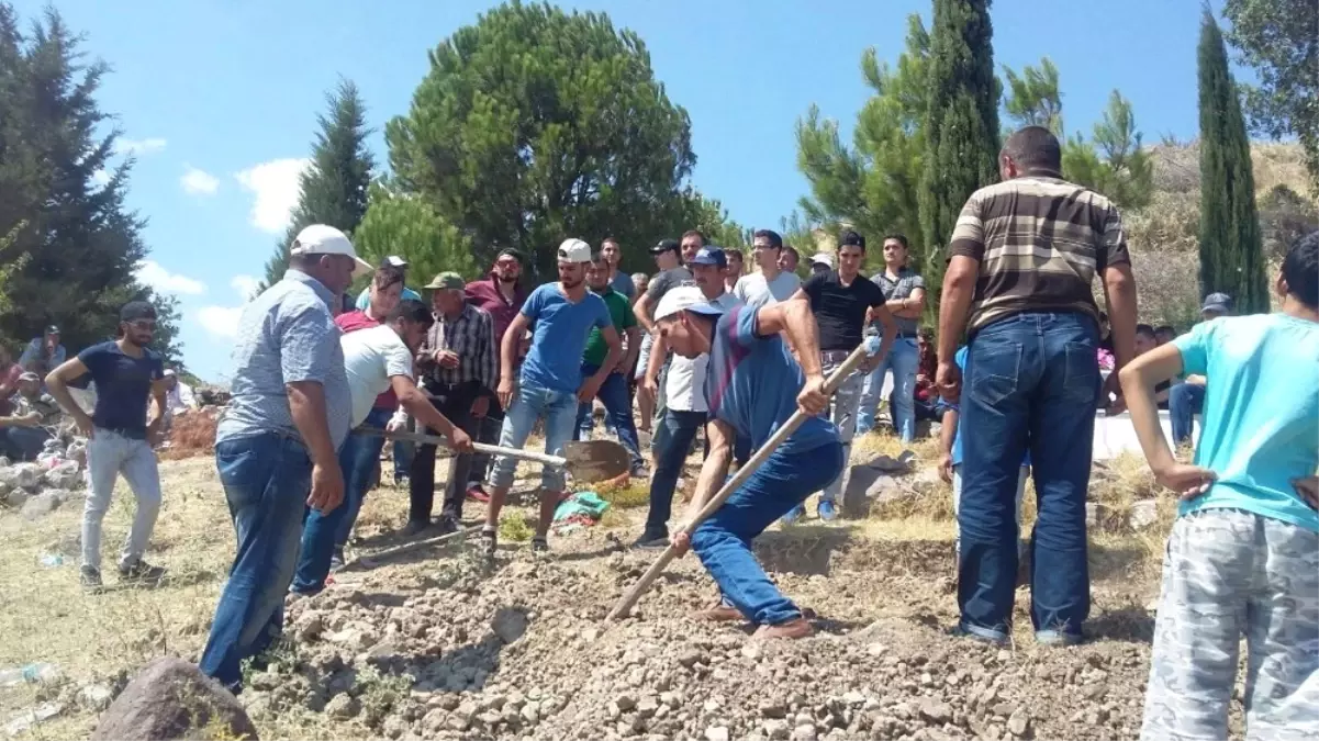 Hap İçerek İntihar Ettiği İddia Edilen Kadın Son Yolculuğuna Uğurlandı