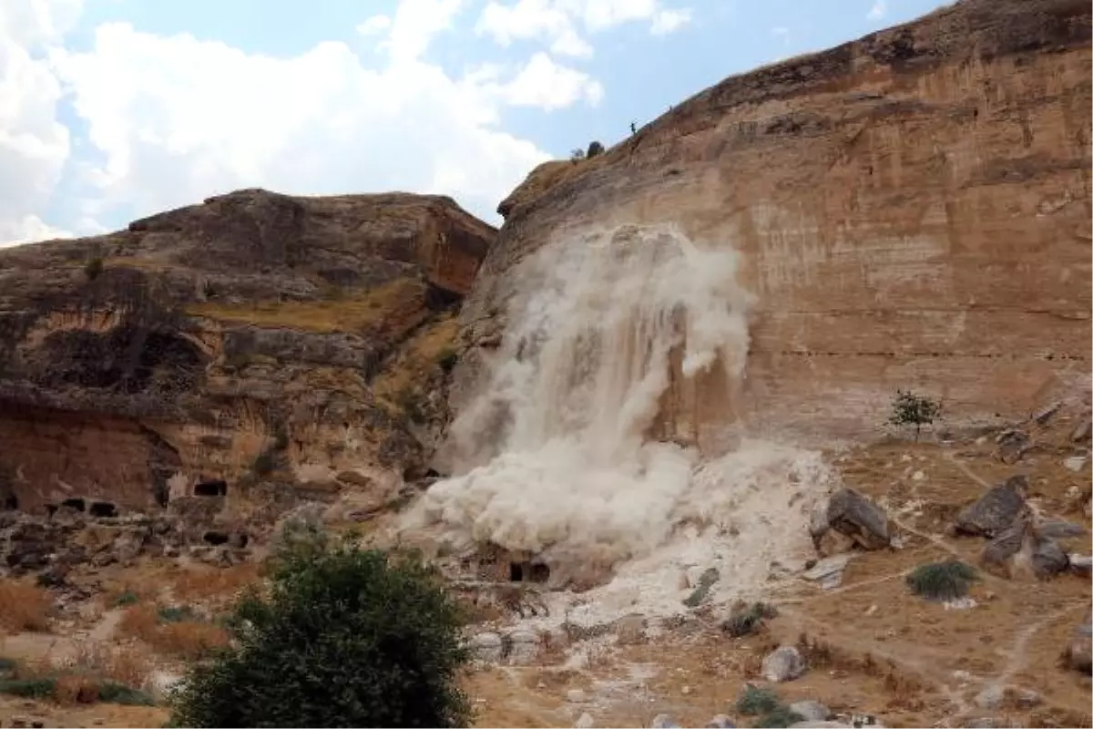 Hasankeyf\'te Riskli Kayaların Patlayıcı ile Yıkımı Sürüyor