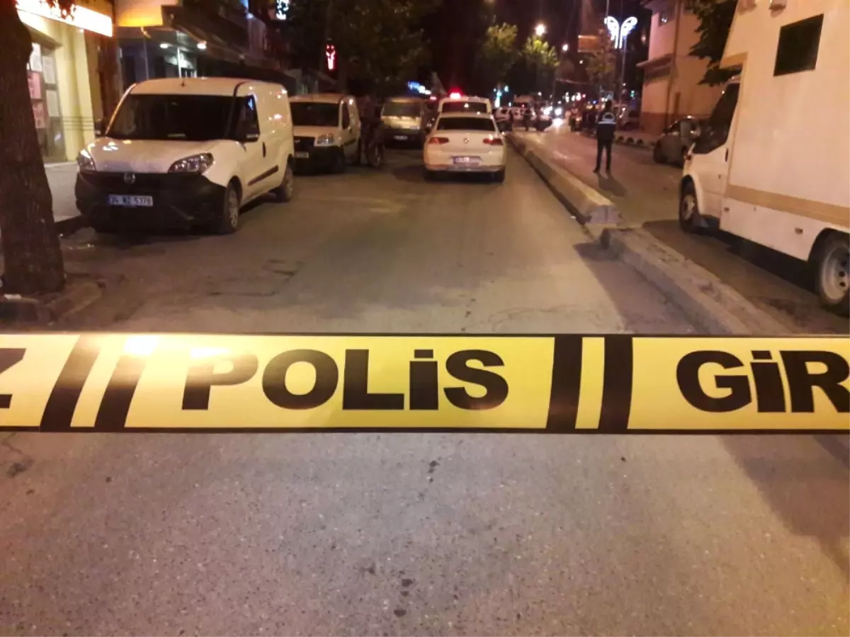 Gaziosmapaşa\'da Olaylı Gece: 1\'i Polis 2 Yaralı