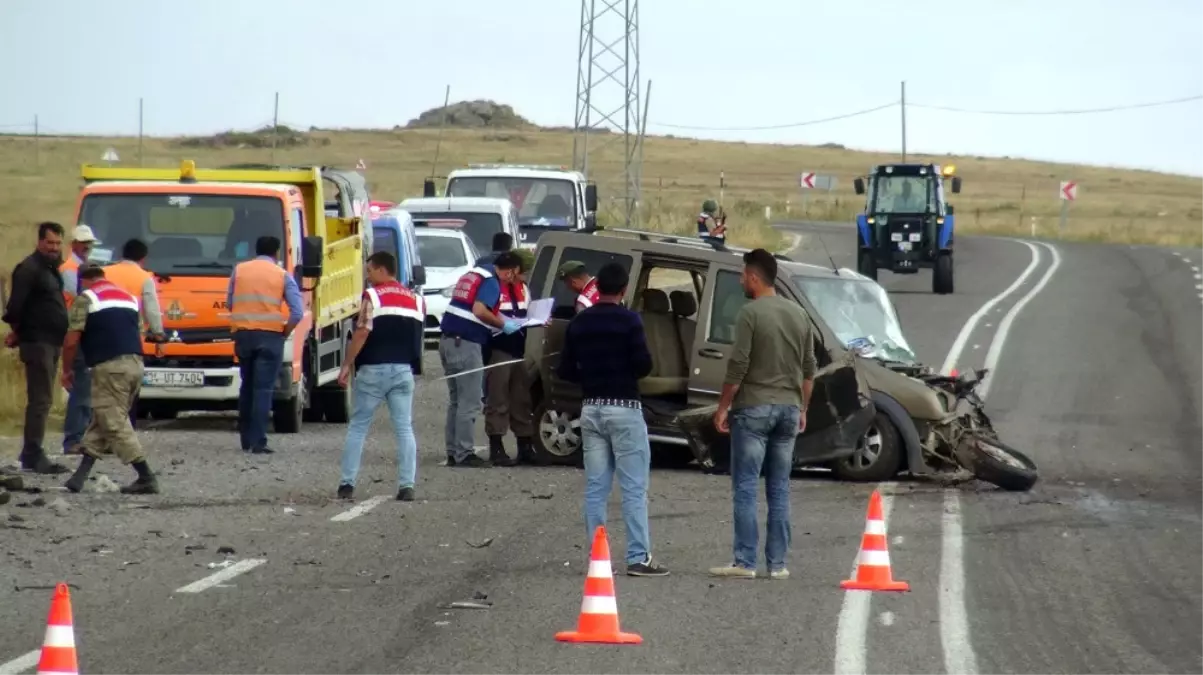 Otomobiller Kafa Kafaya Çarpıştı: 1 Ölü, 4 Yaralı