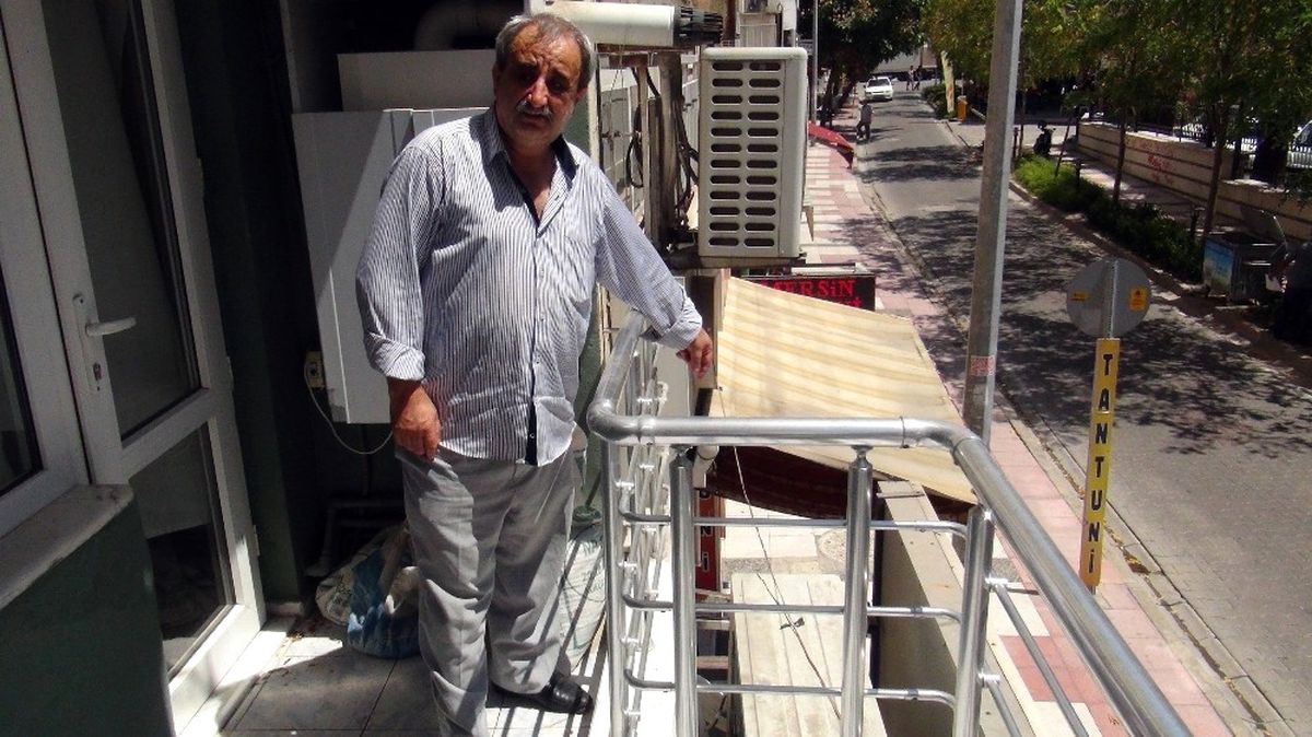 Hırsız Girdiği İş Yerinde Emlakçının Pantolonunu Çaldı