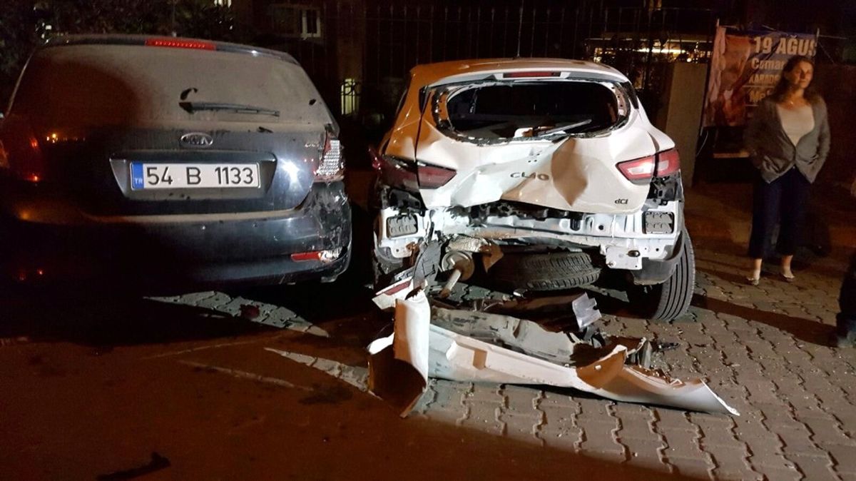 Park Halindeki Otomobillere Çarptı: 4 Yaralı