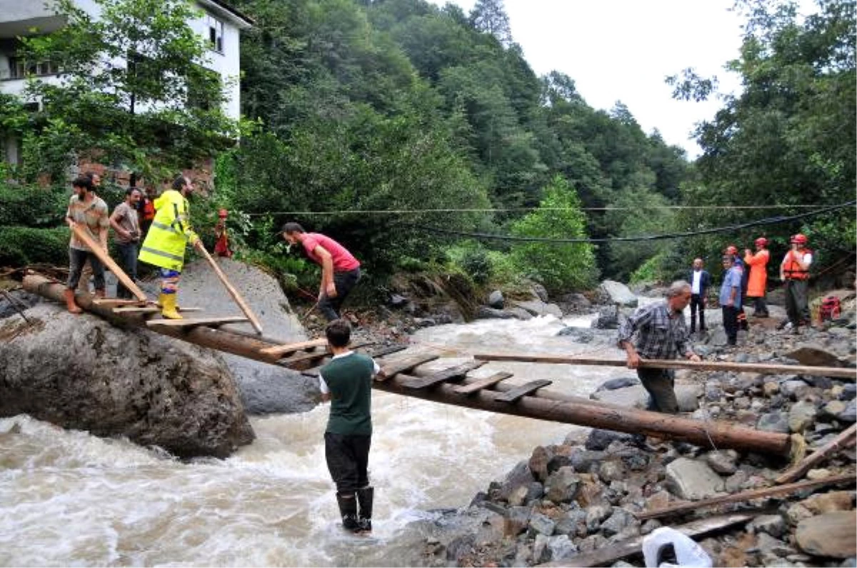 Rize\'de Dereler Taştı, Mahsur Kalan 5 Kişilik Aile 16 Saat Sonra Kurtarıldı