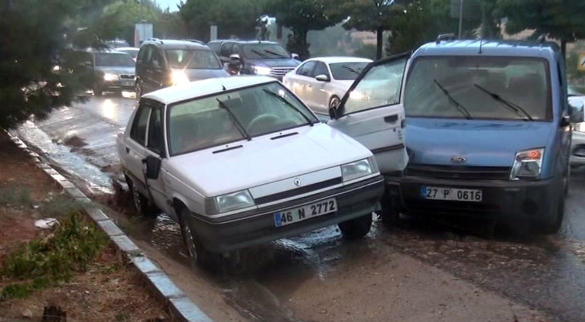 Sağanak Yağış Kazaları da Beraberinde Getirdi