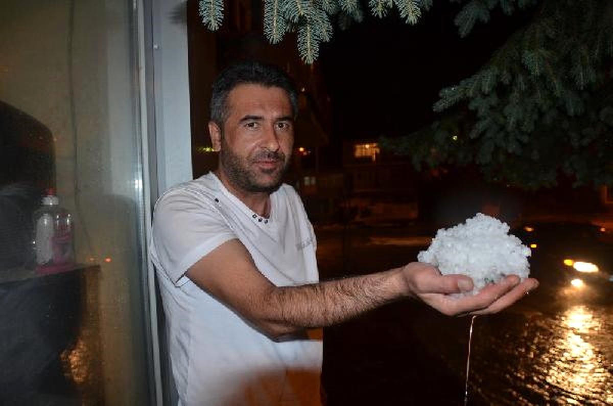 Sarıkamış\'a Fındık Büyüklüğünde Dolu Yağdı