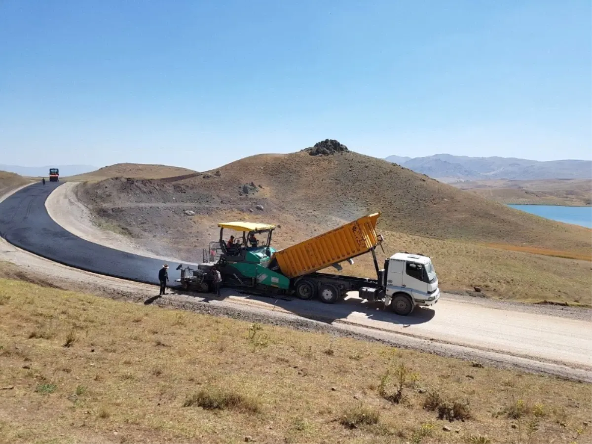 Van Büyükşehir Belediyesinden Yol Asfaltlama Çalışması