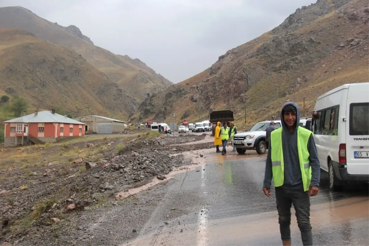 Van-Hakkari Karayolu Sel Nedeniyle Ulaşıma Kapandı