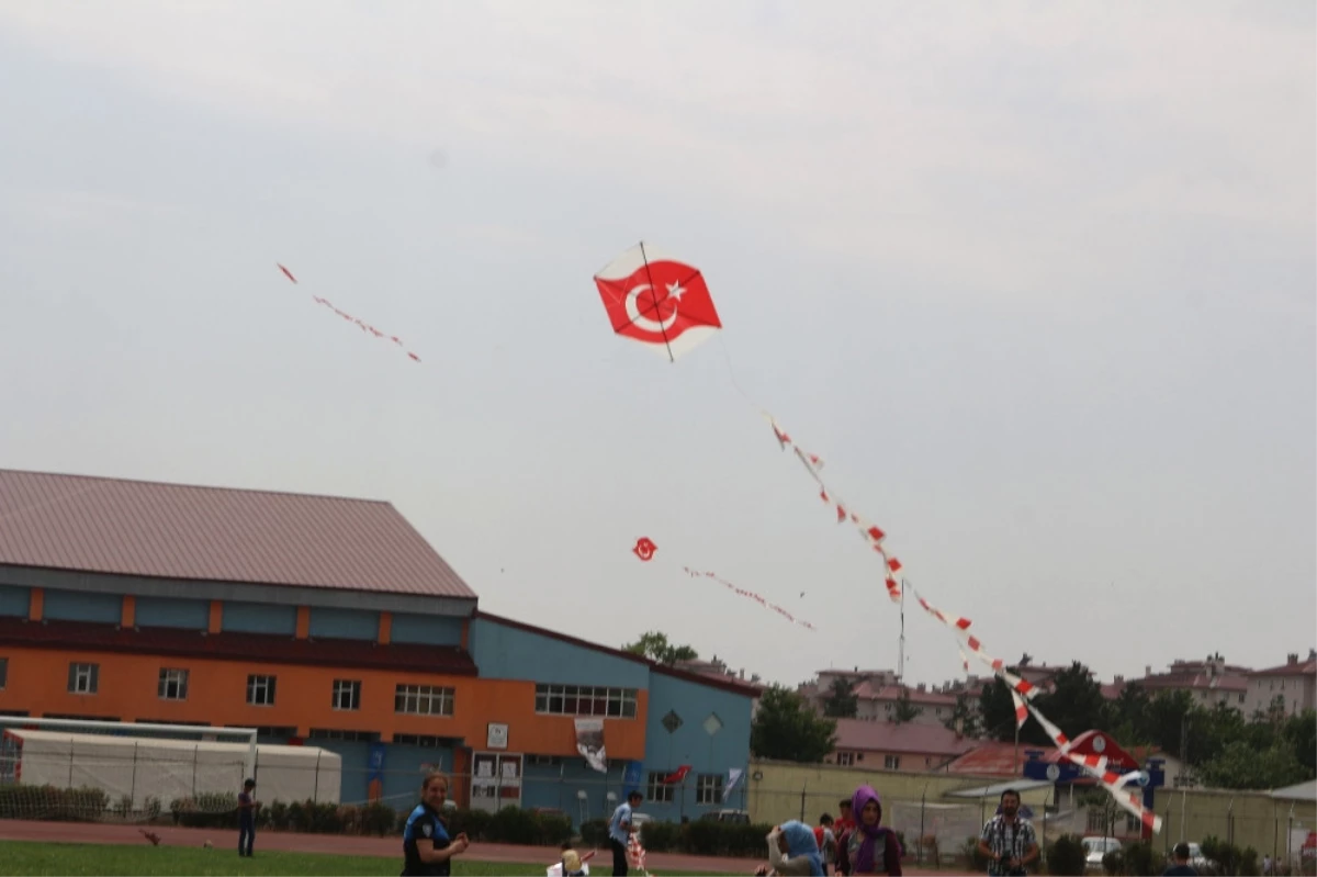 400 Çocuk Türk Bayraklı Uçurtmalarla Gökyüzünü Süsledi