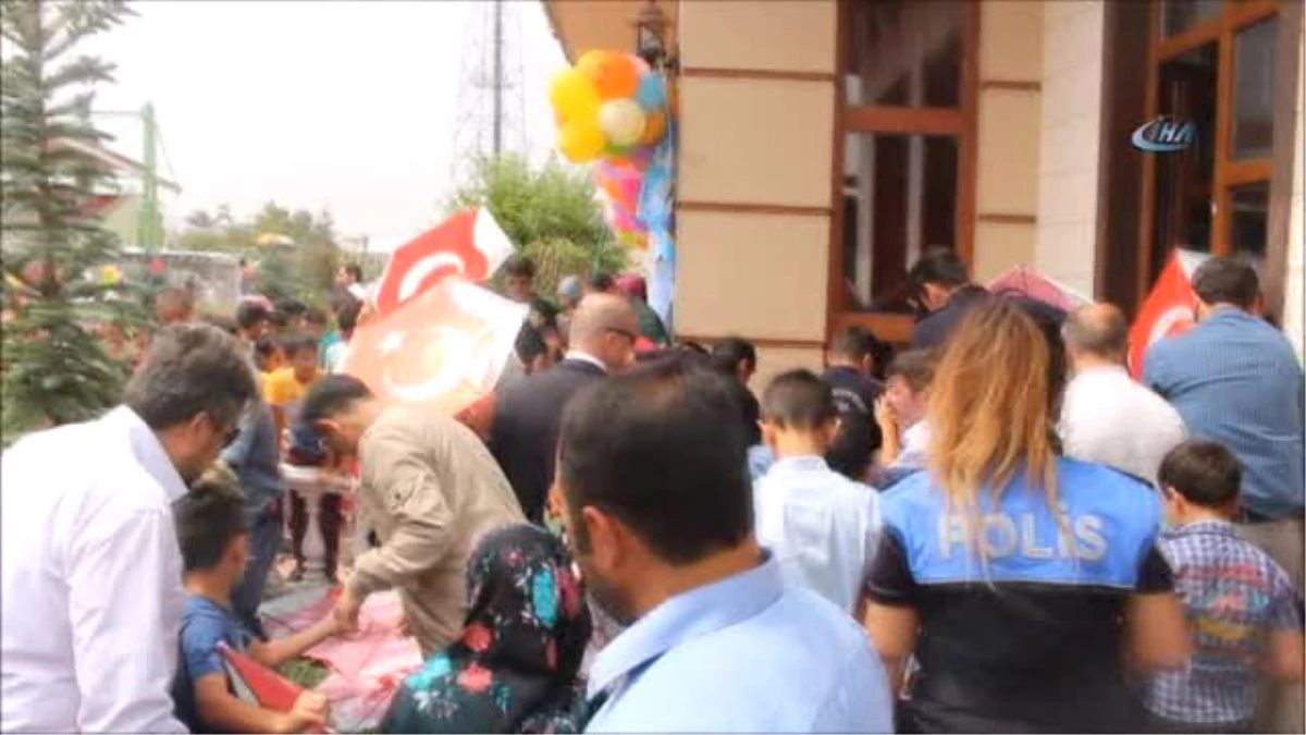 Ağrı\'da 400 Çocuk Türk Bayraklı Uçurtmalarla Eğlendi