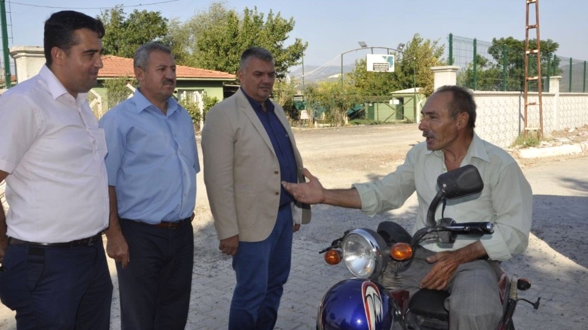 Akhisar\'da Mezarlıklar Bayrama Hazır