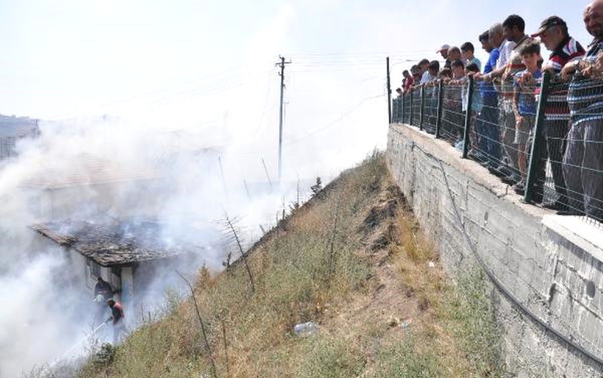 Ankara\'da Korkutan Gecekondu Yangınını Mahalle Sakinleri Merak ve Panikle İzledi