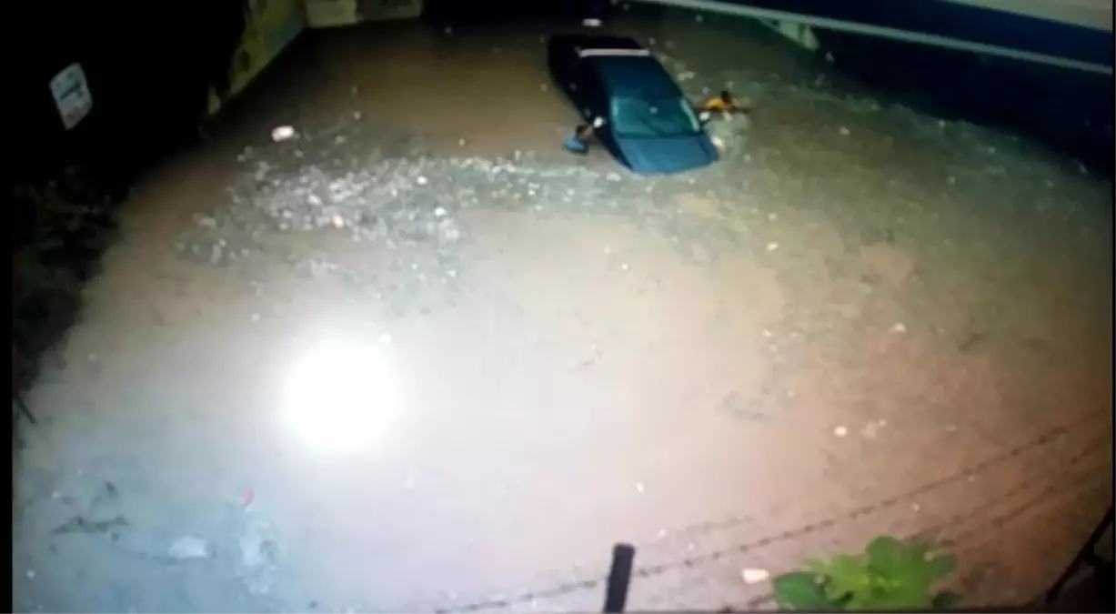 Aracına Güvenip Sele Daldı, Ölümden Döndü