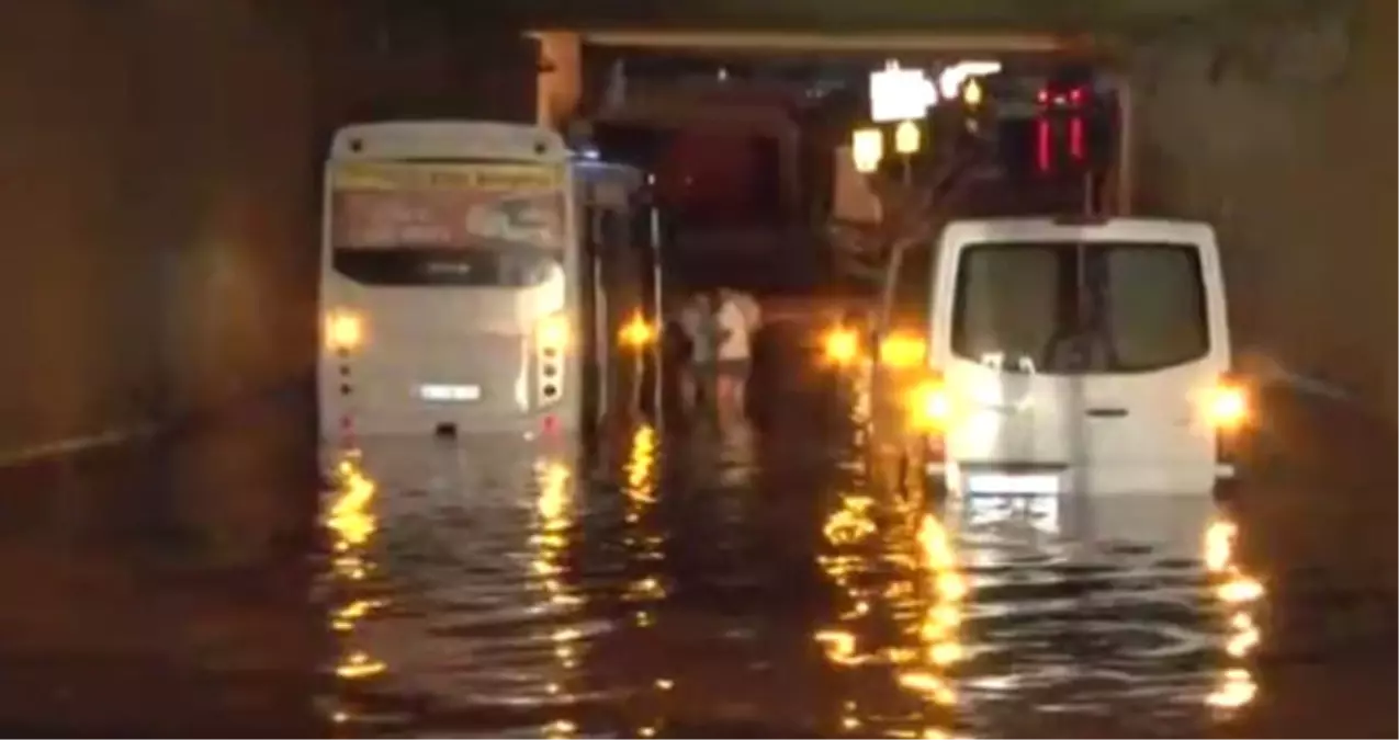 İstanbul\'da Sağanak Yağış Etkili Oldu, Avcılar\'da Alt Geçidi Su Bastı!