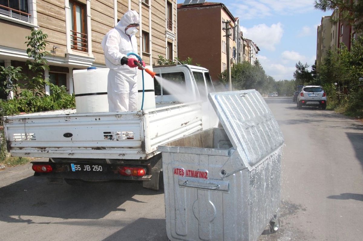 Bafra\'da Çöp Konteynerleri Dezenfekte Ediliyor