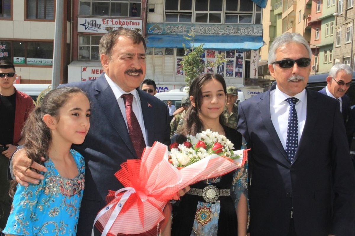 Bakan Eroğlu 18 Müjdeyle Hakkari\'ye Geldi