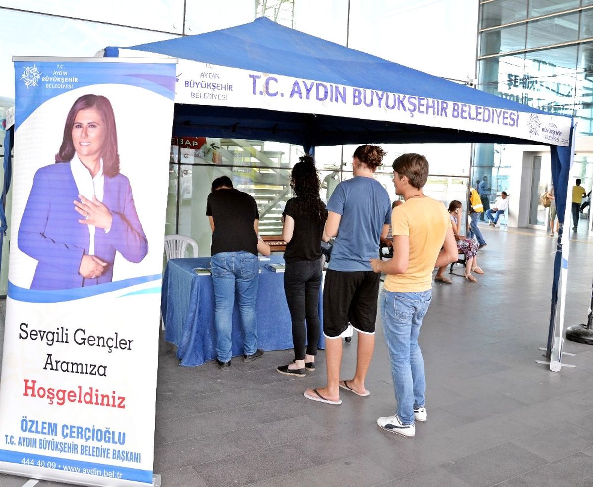 Başkan Çerçioğlu\'ndan Öğrencilere Hoş Geldiniz Jesti