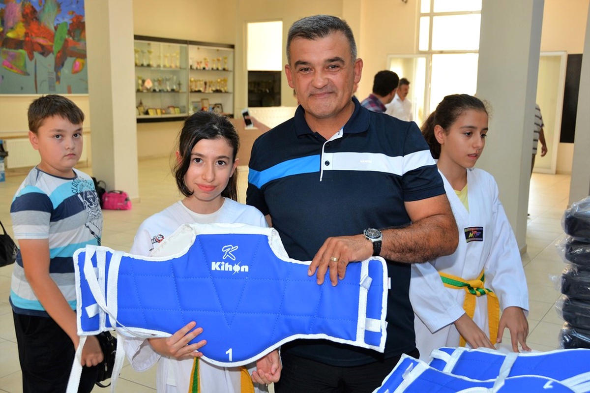 Başkan Eşkinat\'tan Genç Sporculara Malzeme Desteği