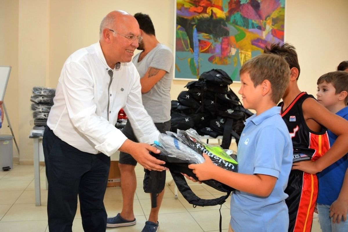Başkan Eşkinat\'tan Genç Sporculara Malzeme Desteği