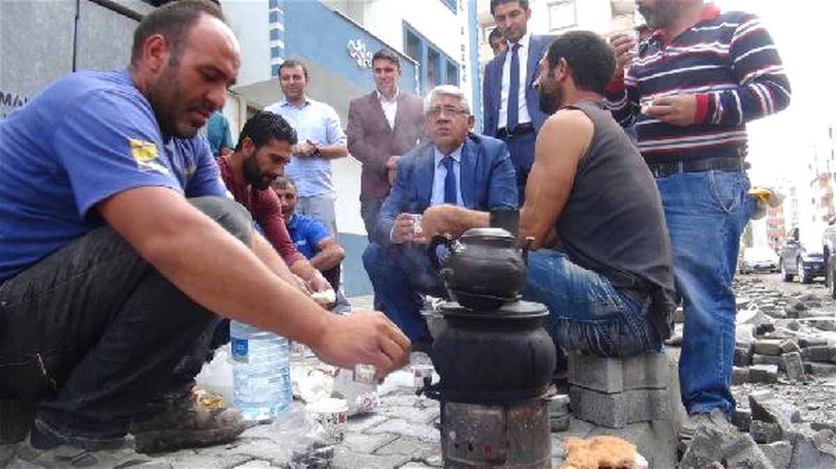 Başkan Kaldırımda İşçilerle Kahvaltı Yaptı