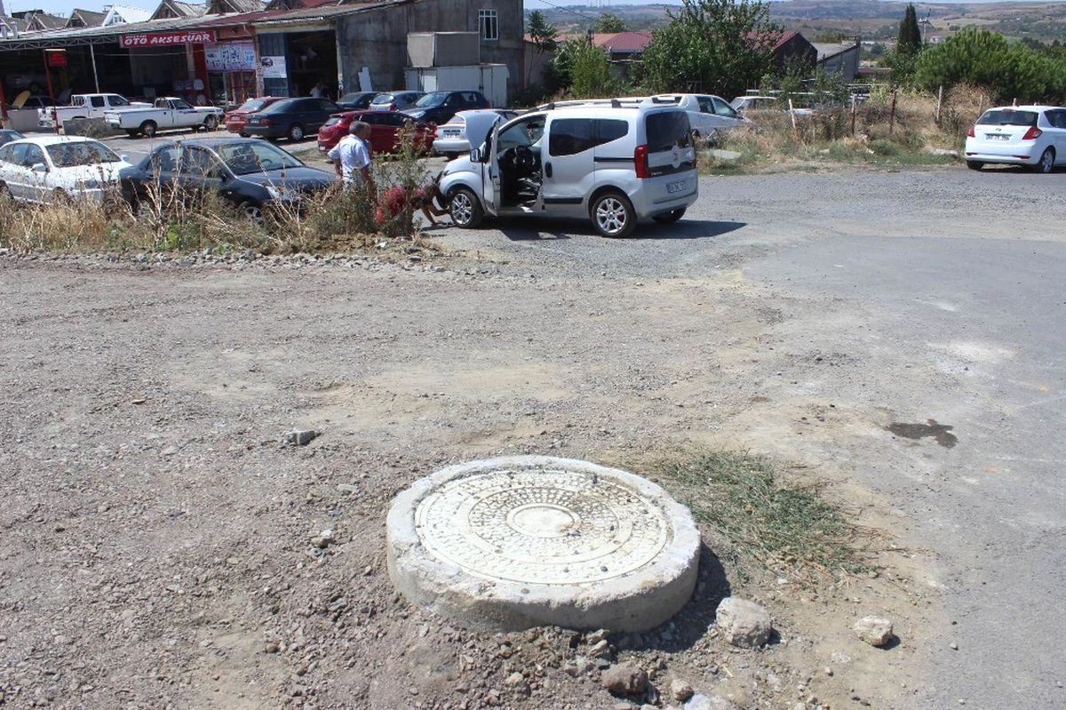Beş Dakikada 2 Araç Rögar Kapağına Çarptı
