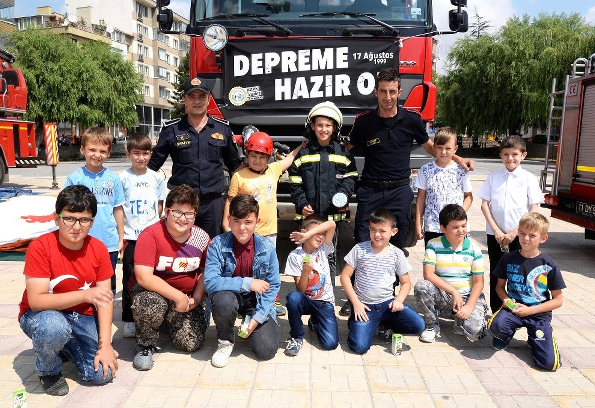 Bozüyük Belediyesi İtfaiyesinden Vatandaşlara Deprem Bilgilendirme Standı
