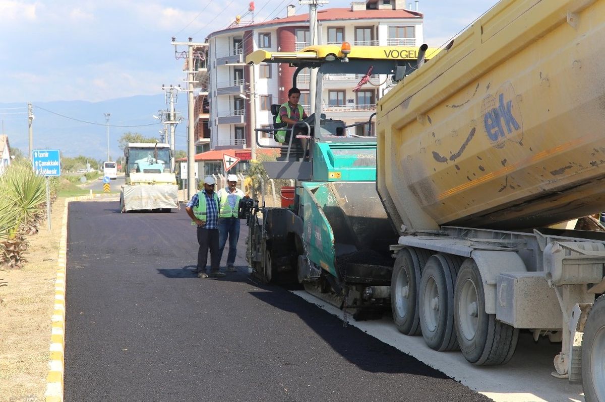 Burhaniye\'de Kuvvayi Milliye Bulvarı Asfaltlanıyor