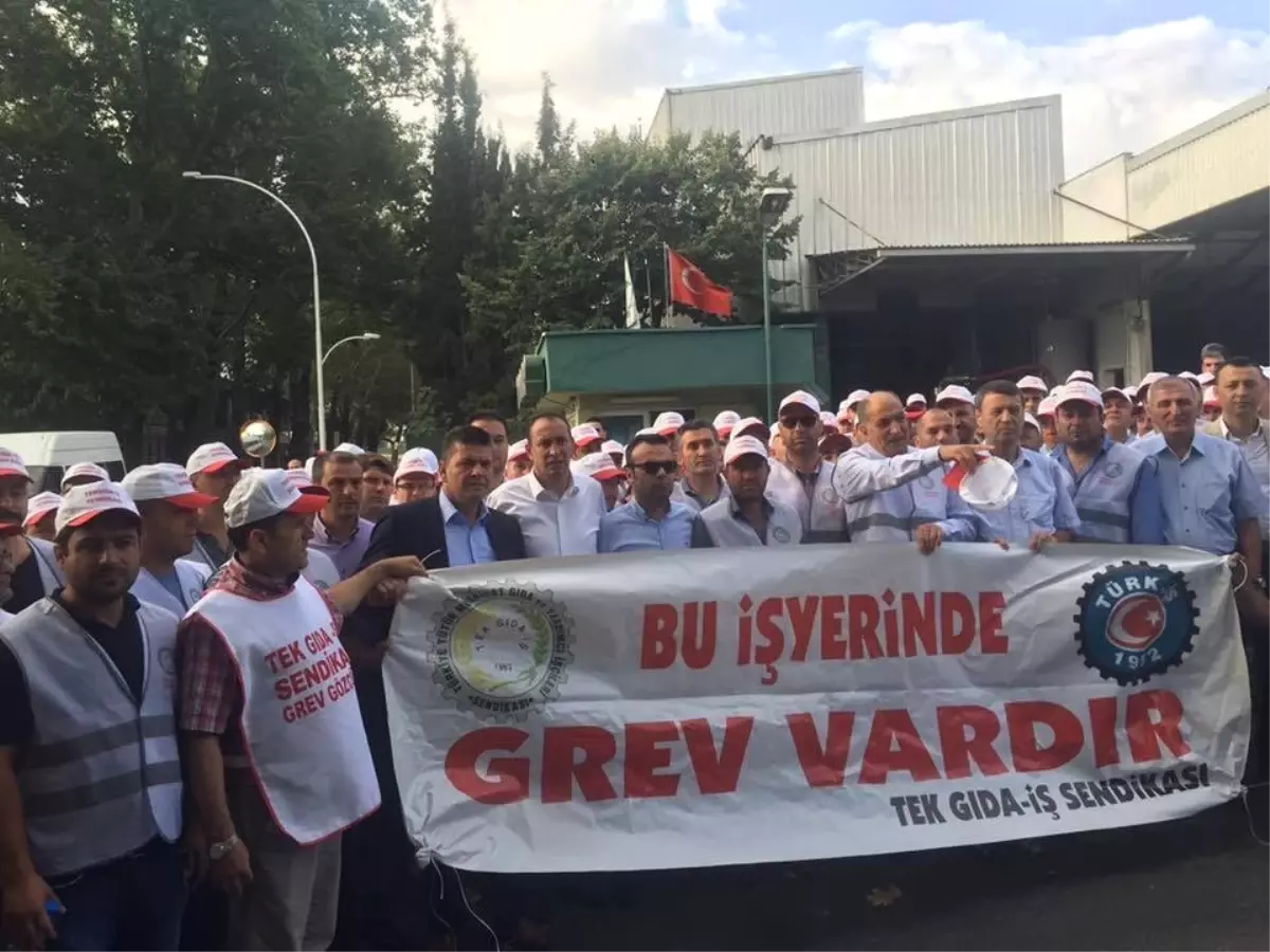 Bursa\'da Meşrubat Fabrikasında Grev