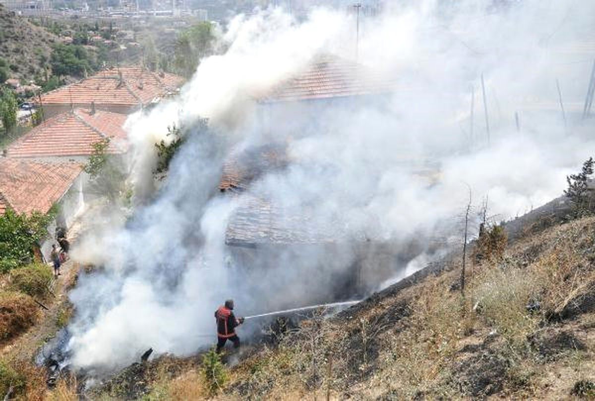 Dha Ankara- Ankara\'da Korkutan Gecekondu Yangınını Mahalle Sakinleri Merak ve Panikle İzledi