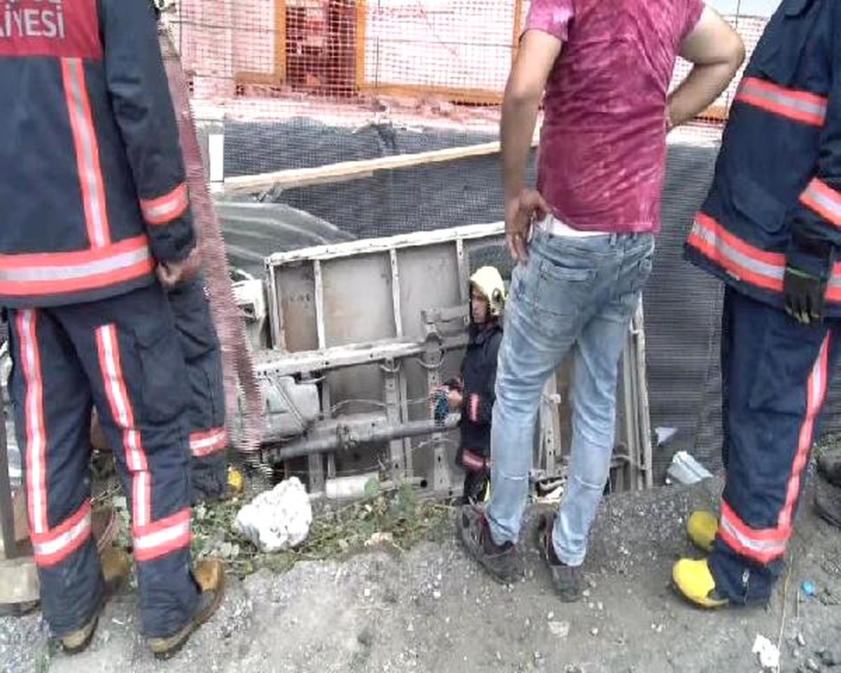 Dha İstanbul - (Ek Görüntü)kamyon, İnşaat Kazı Alanına Devrildi : 4 Yaralı