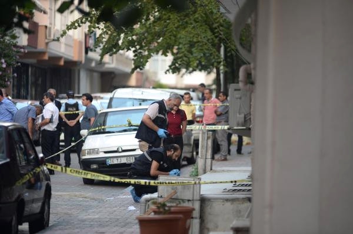 Dha İstanbul- Kuyumcuyu Silahla Yaralayıp, Yaklaşık 8 Kilo Altını Alarak Kaçtılar
