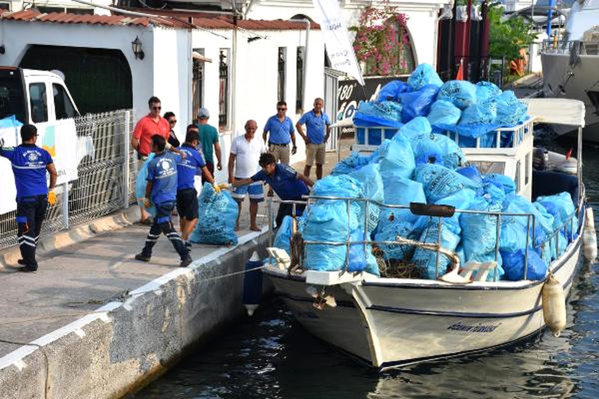 Dha Yurt - Marmaris\'te Çevreci Çift, 14 Saatte Koylarda 10 Ton Çöp Topladı