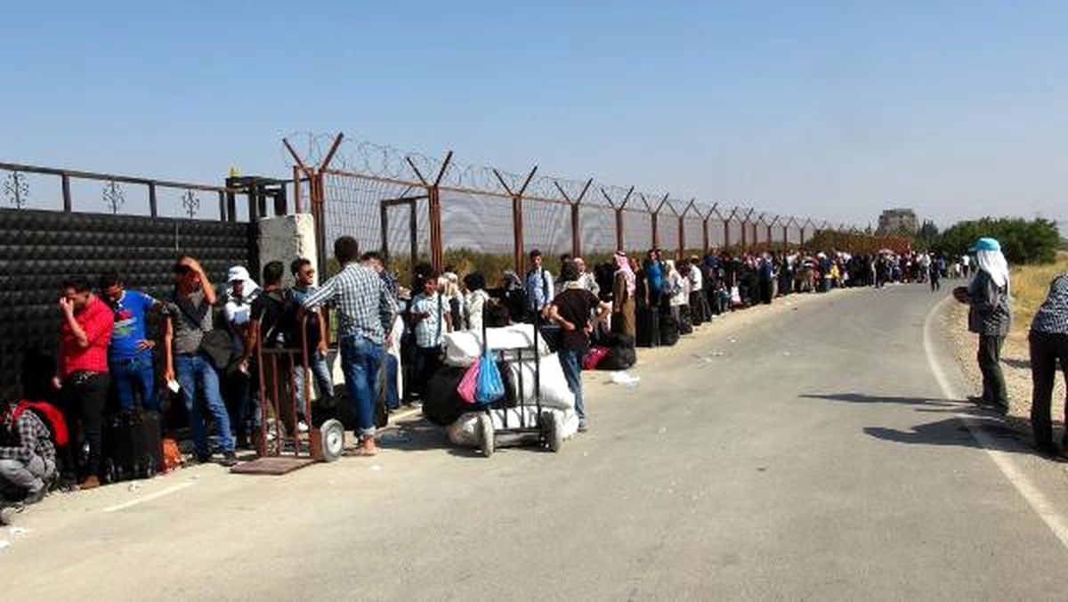 Dha Yurt Suriyelilerin Sınır Kapısında Bayramlaşma Kuyruğu