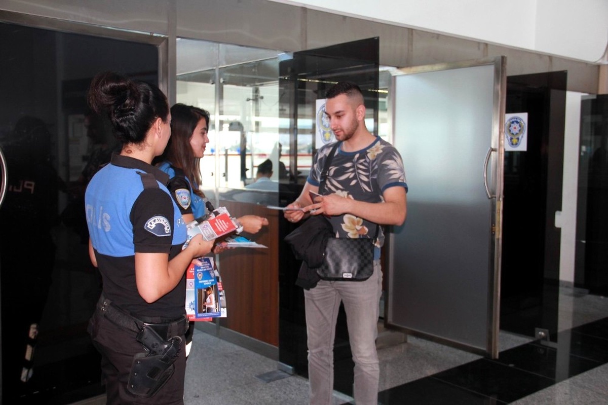 Emniyetten Kayseri\'ye Gelen Yolculara Güler Yüzlü Karşılama