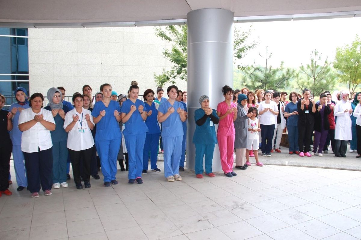 Evinde Ölü Bulunan Genç Hemşire Mesai Arkadaşlarının Gözyaşları ile Uğurladı
