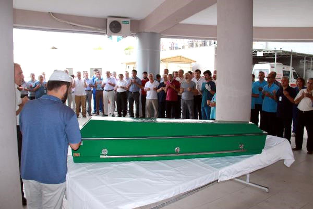 Evinde Ölü Bulunan Hemşire İçin Hastane Önünde Tören