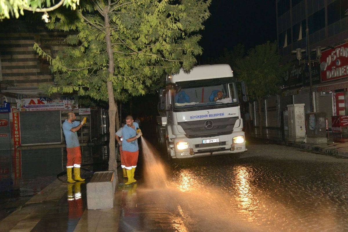 Gazi Caddesi Tazyikli Su ile Yıkandı