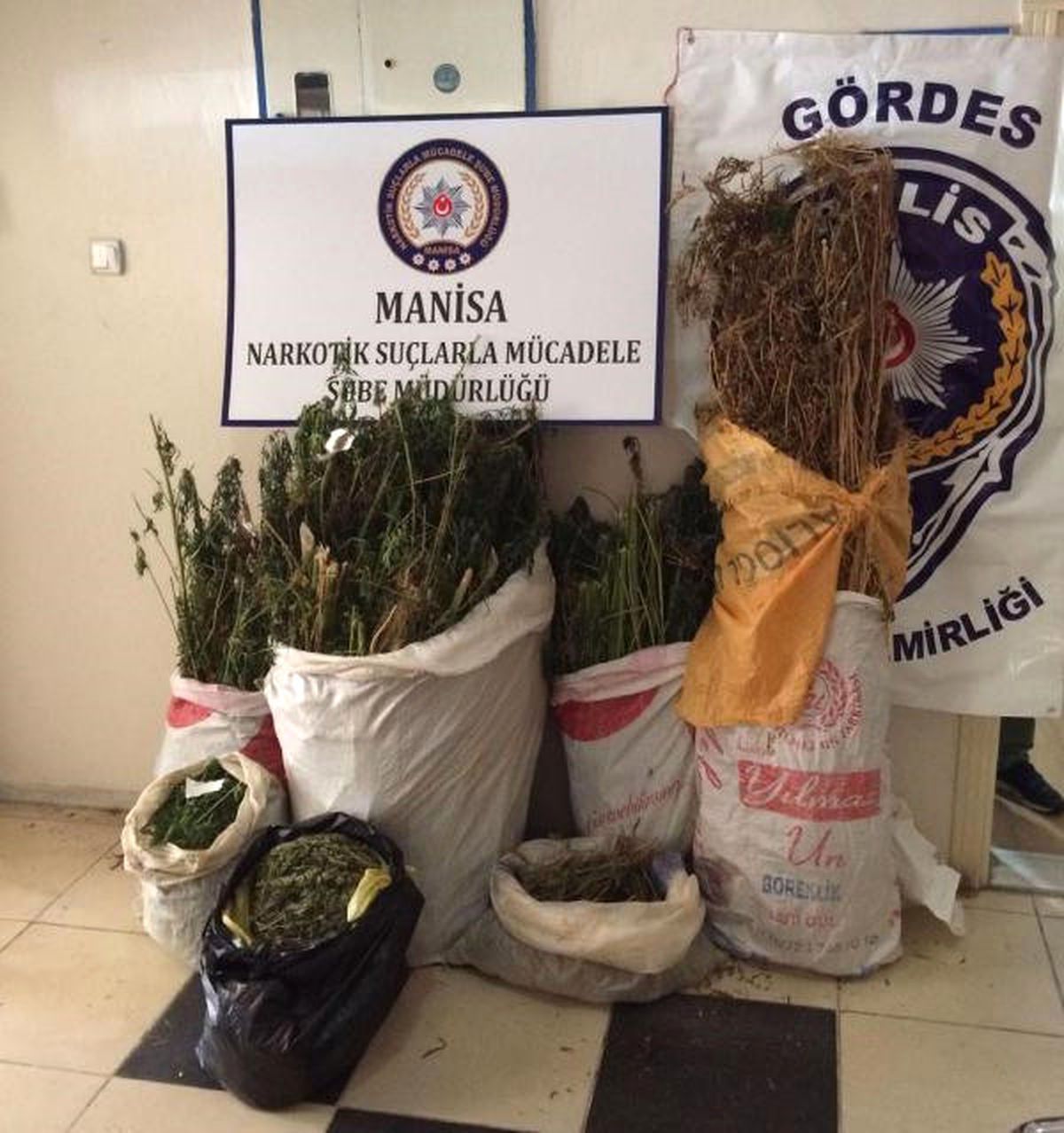 Gördes\'te Uyuşturucu Operasyonu: 3 Gözaltı