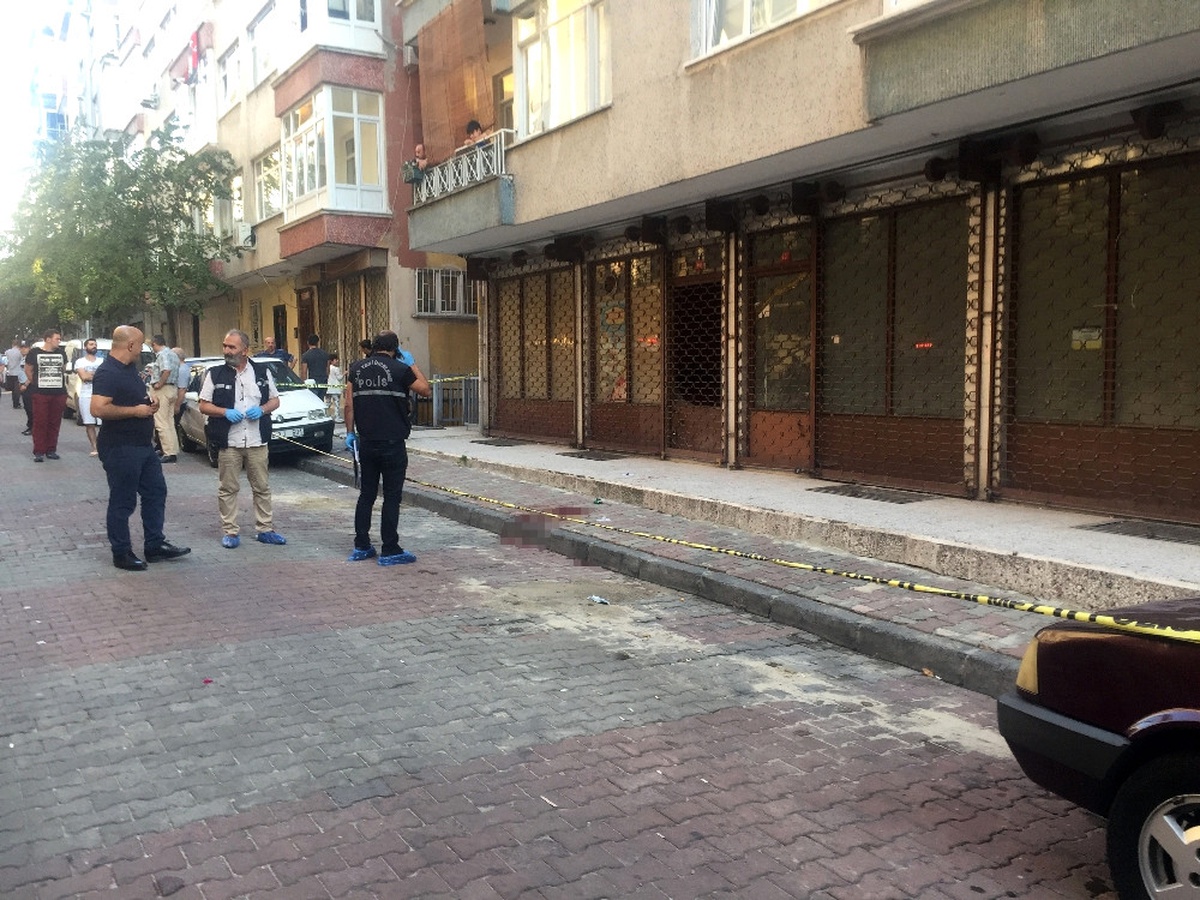 İstanbul\'da Sokakta Kuyumcuyu Vurup 8 Kilo Altını Çaldılar