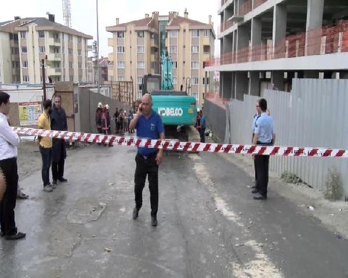 Kamyon, İnşaat Kazı Alanına Devrildi; 4 Yaralı
