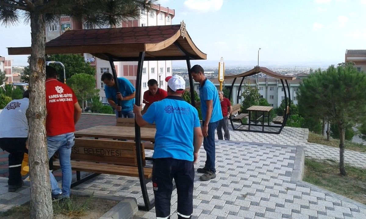 Karesi\'de Parklara Çatılı Piknik Masaları