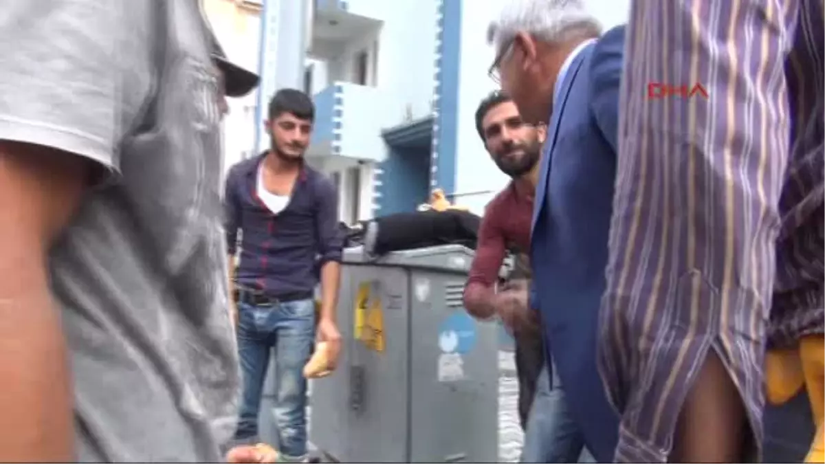 Kars\'ın MHP\'li Başkanı Kaldırımda İşçilerle Kahvaltı Yaptı