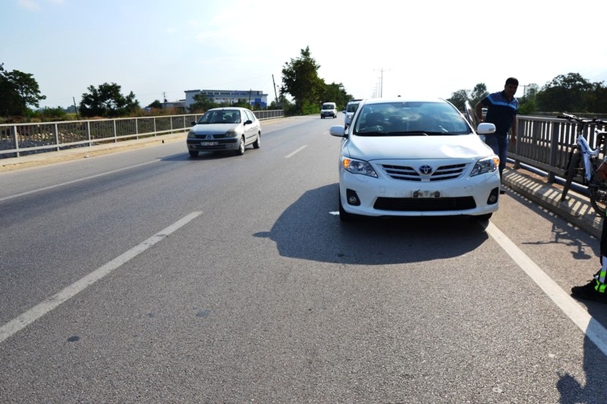 Köprüden Geçerken Otomobil Altında Kaldı