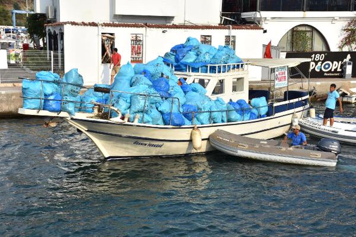 Marmaris\'te Çevreci Çift, Koylarda 14 Saatte, 10 Ton Çöp Topladı