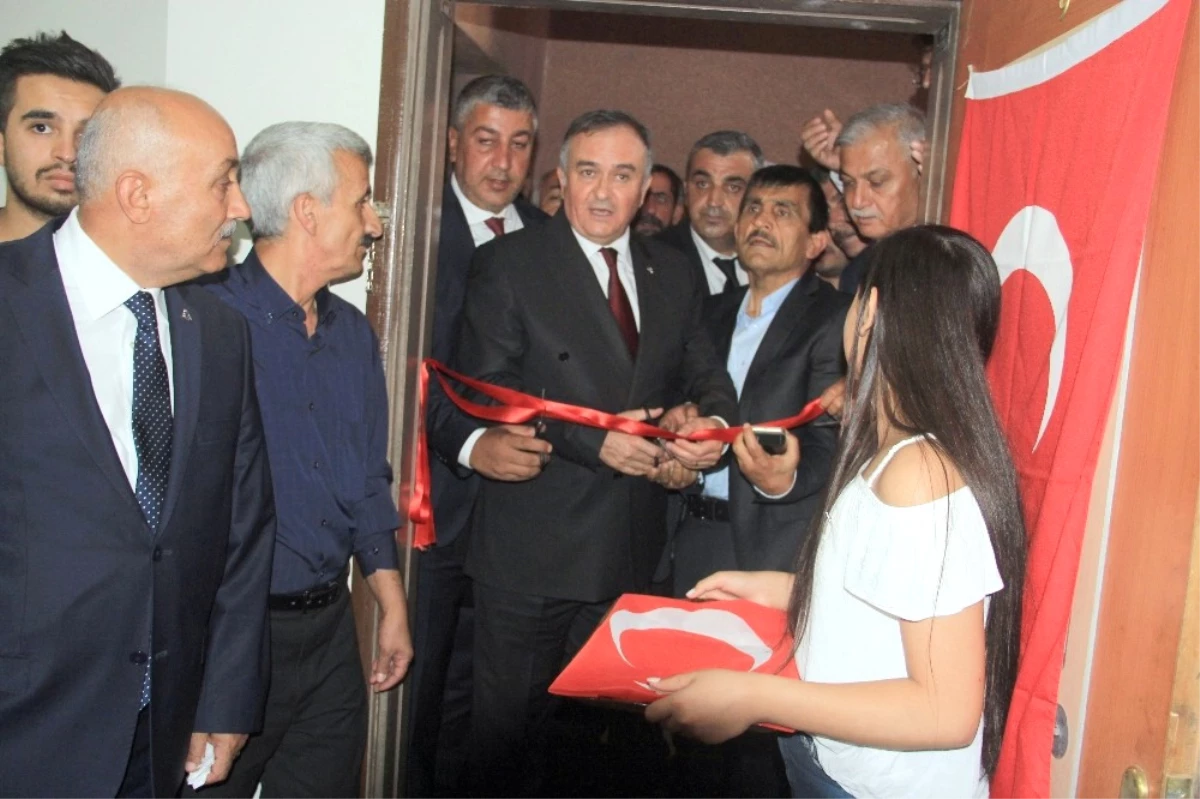 MHP\'nin Hakkari İl Başkanlığı Bürosu Açıldı, Partililer Bozkurt İşaretiyle Poz Verdi