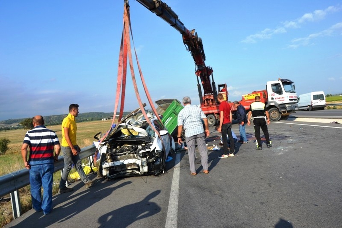 Otomobil Traktöre Arkadan Çarptı 3 Kişi Yaralandı