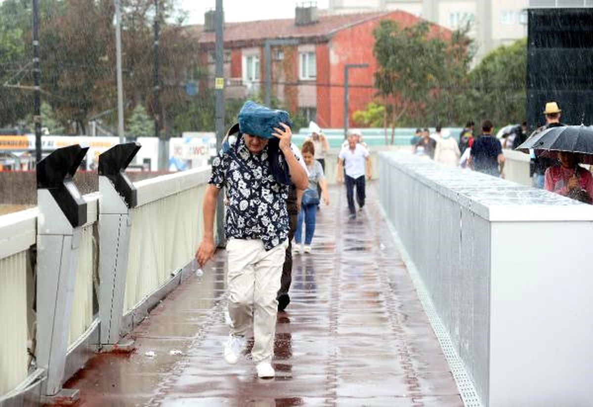 Poşet ve Kartonlarla Yağmurdan Korunmaya Çalıştılar