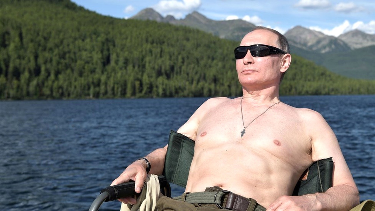 Putin\'in Üstsüz Fotoğrafları Sosyal Medyada Yeni Bir Trend Yarattı