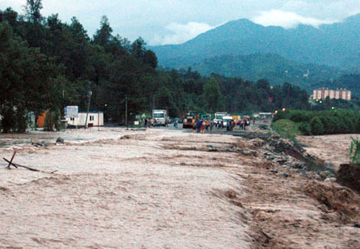 Rize\'de Sağanak Yağmur Sele Yol Açtı -2